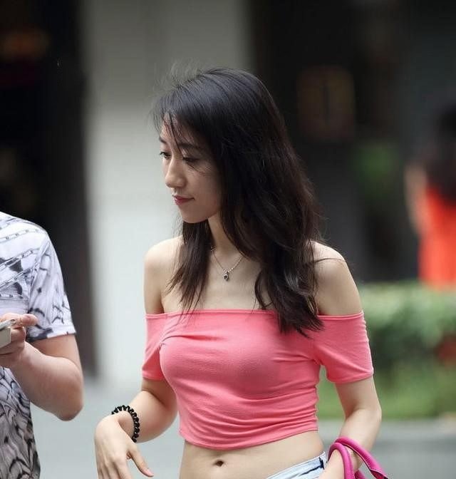 街拍桂林这边最养眼的风景莫过于长腿美女了!各种新潮服饰,露脐