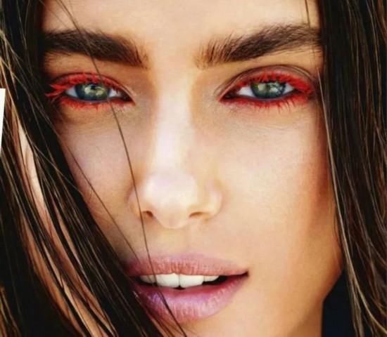 蕾哈娜KarlieKloss喜提彩色睫毛，要不你也来一个？