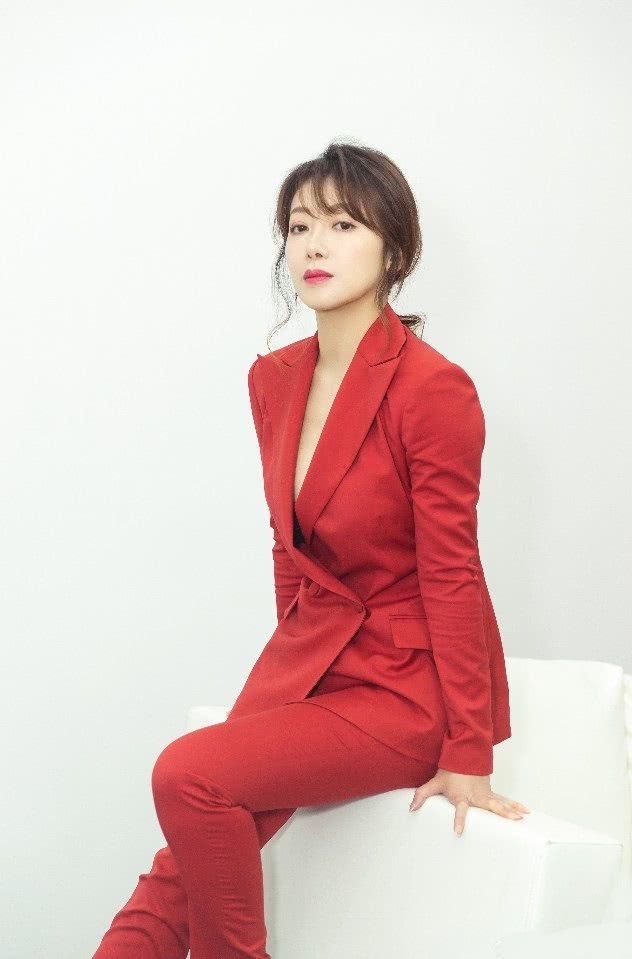 40岁的陈紫函穿红西装,大秀女人魅力,这身材不输25岁姑娘!