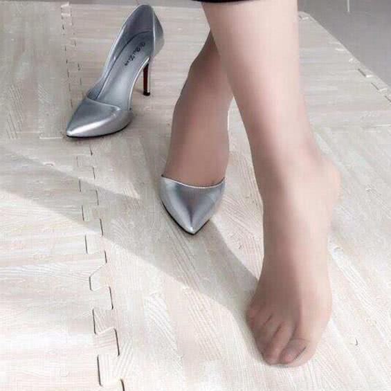 简单大方尖头细跟, 时尚交叉带的设计, 让女性充满女人味