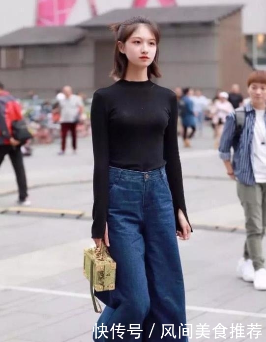 「气质」街拍气质清新的美女,一件黑色上衣配牛仔阔腿裤,气质唯美身姿