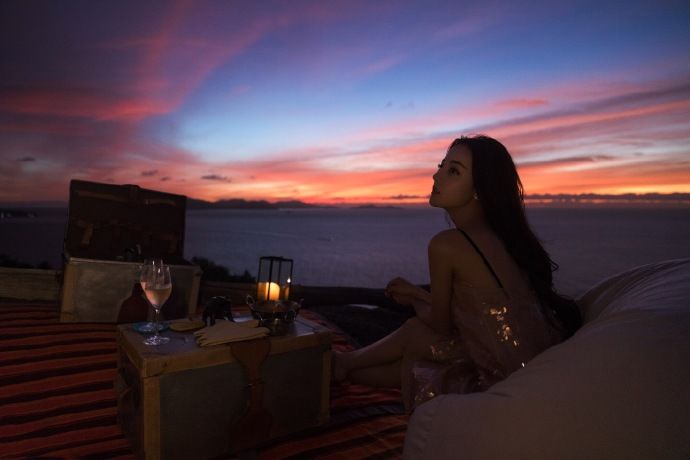 迪丽热巴:身穿粉色吊带裙，侧颜无懈可击，落入凡尘中的小仙女