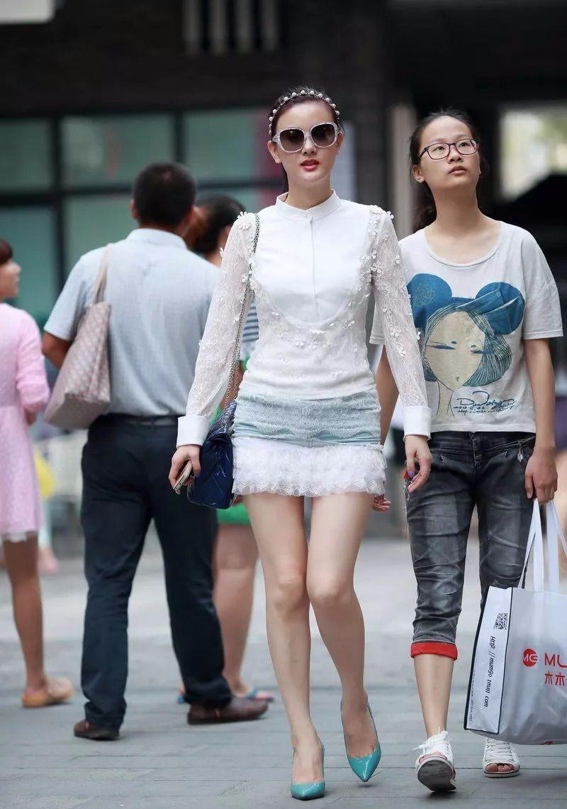 街拍：蕾丝雕花连身裙，看着就不是便宜货！