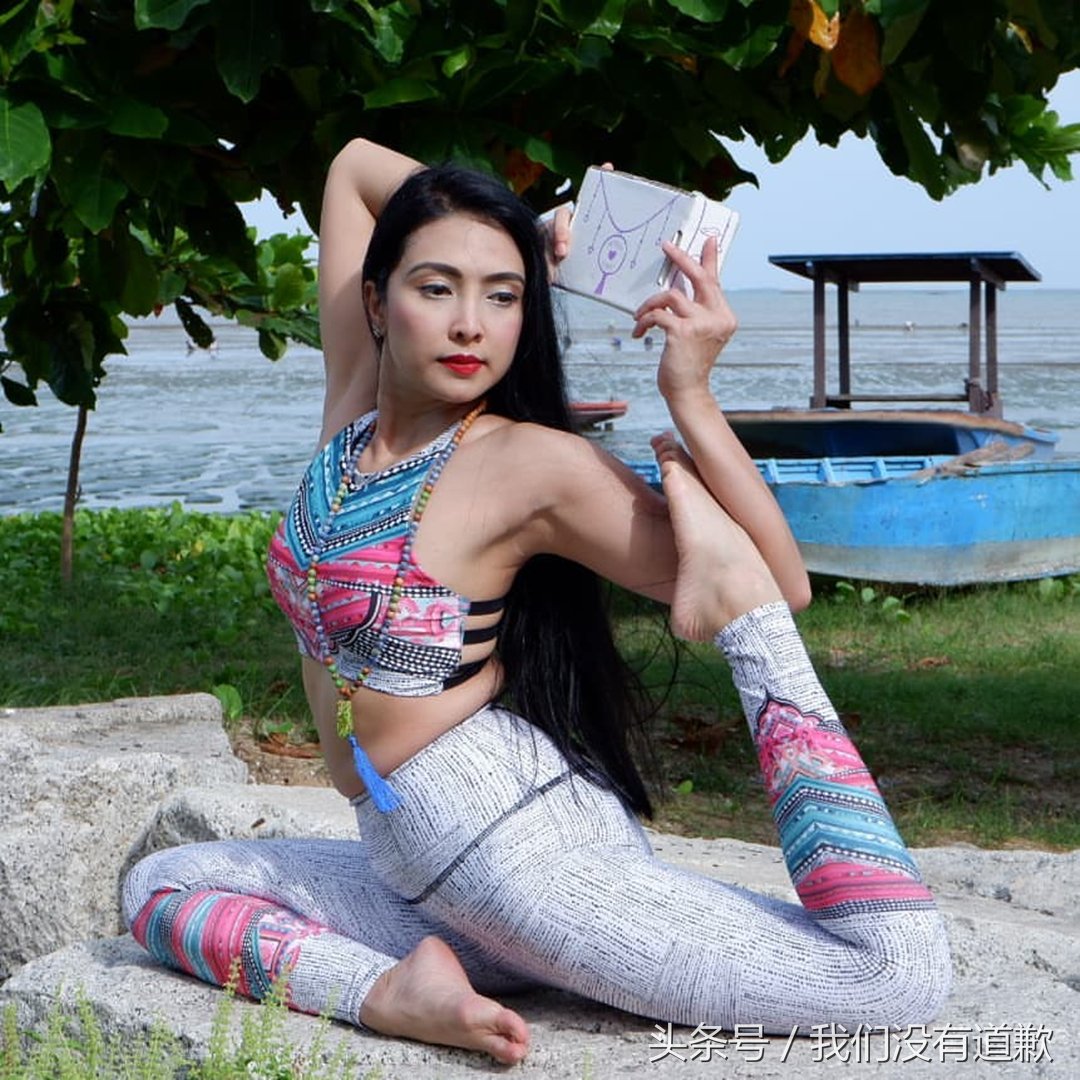 辣妈清凉装扮海边练习瑜伽,微胖却不失灵活的身材很性感