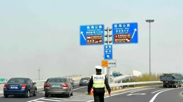  「转向灯」你可能还没意识到，这里是高速最危险的地方，操作不