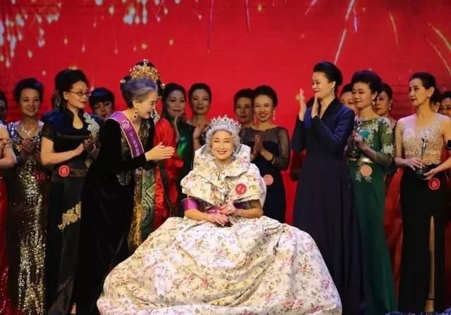  时装周：69岁成为世界旅游小姐选美冠军，惊艳纽约国际时装周，美不分年龄