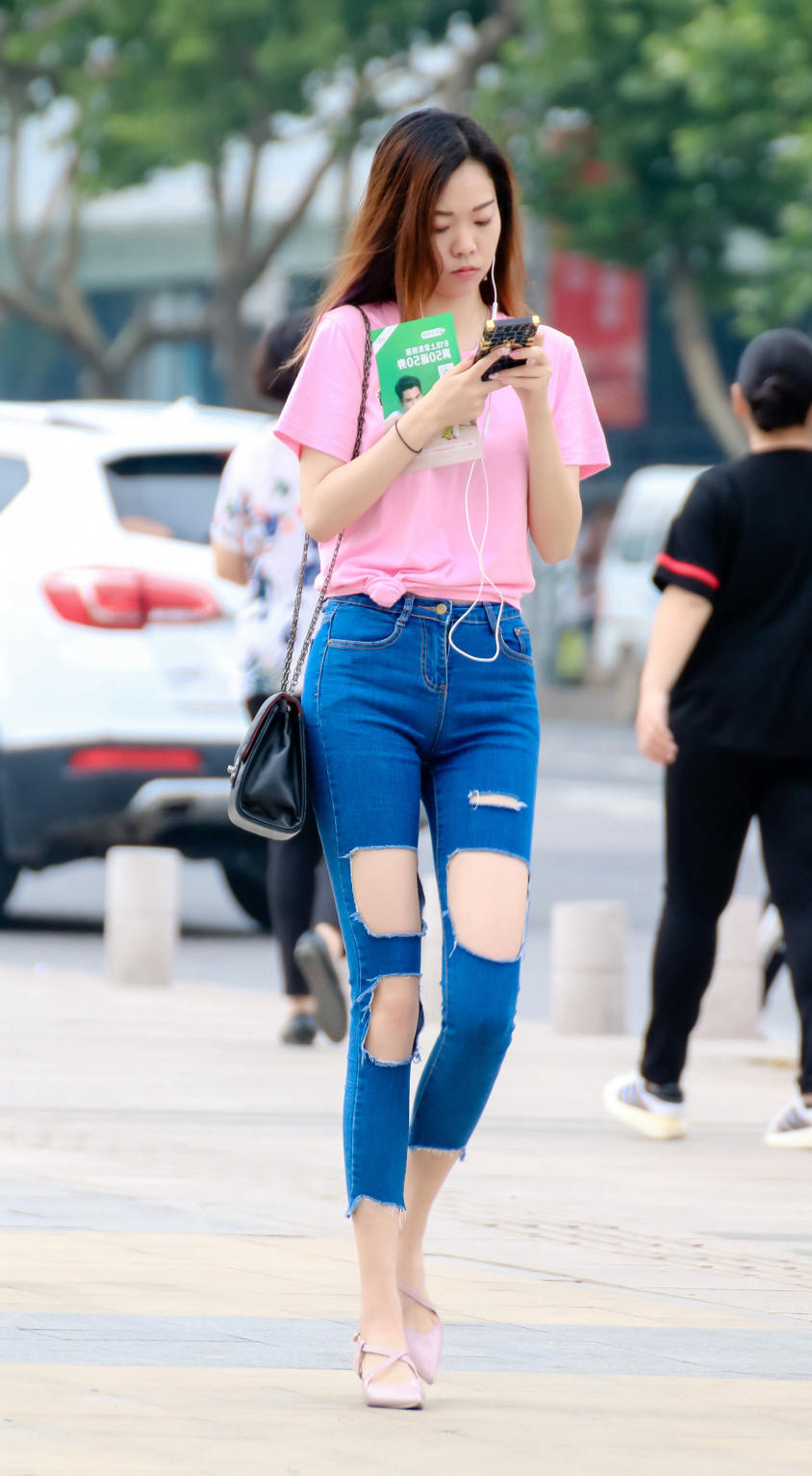 小姐姐破洞牛仔裤白皙美腿大摇大摆的展现出来，错认为乞丐裤