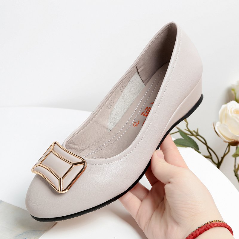 初秋，6070后尽量少穿凉鞋，当下流行的女鞋，给足舒适超养脚