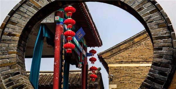  「乔家大院」中国最大的地主庄园，占地面积有2万平方米，像一座民间的故宫