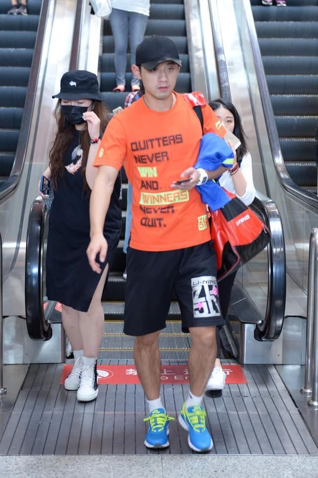 景甜一身蓝黄色运动装出街，网友:张继科给搭配的吗?