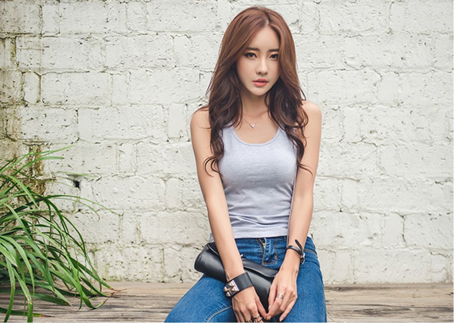 女人夏天在家别傻穿文胸，就一件吊带小背心，性感妩媚极致清爽!