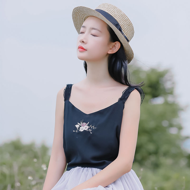 夏天简简单单最清凉,吊带背心+热裤,拉长双腿,秀出小蛮腰