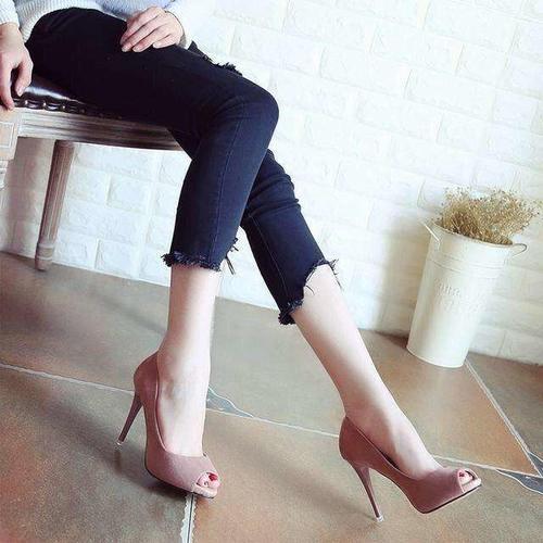 高跟鞋常常令人又爱又恨,穿高跟鞋6个舒服方法可以让比例更完美
