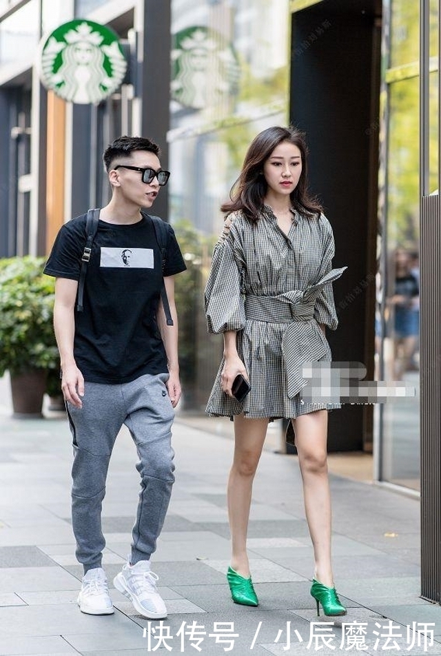 【美女】路人街拍,美女娇俏可人,穿了一件灰色的木耳边短袖,很诱人