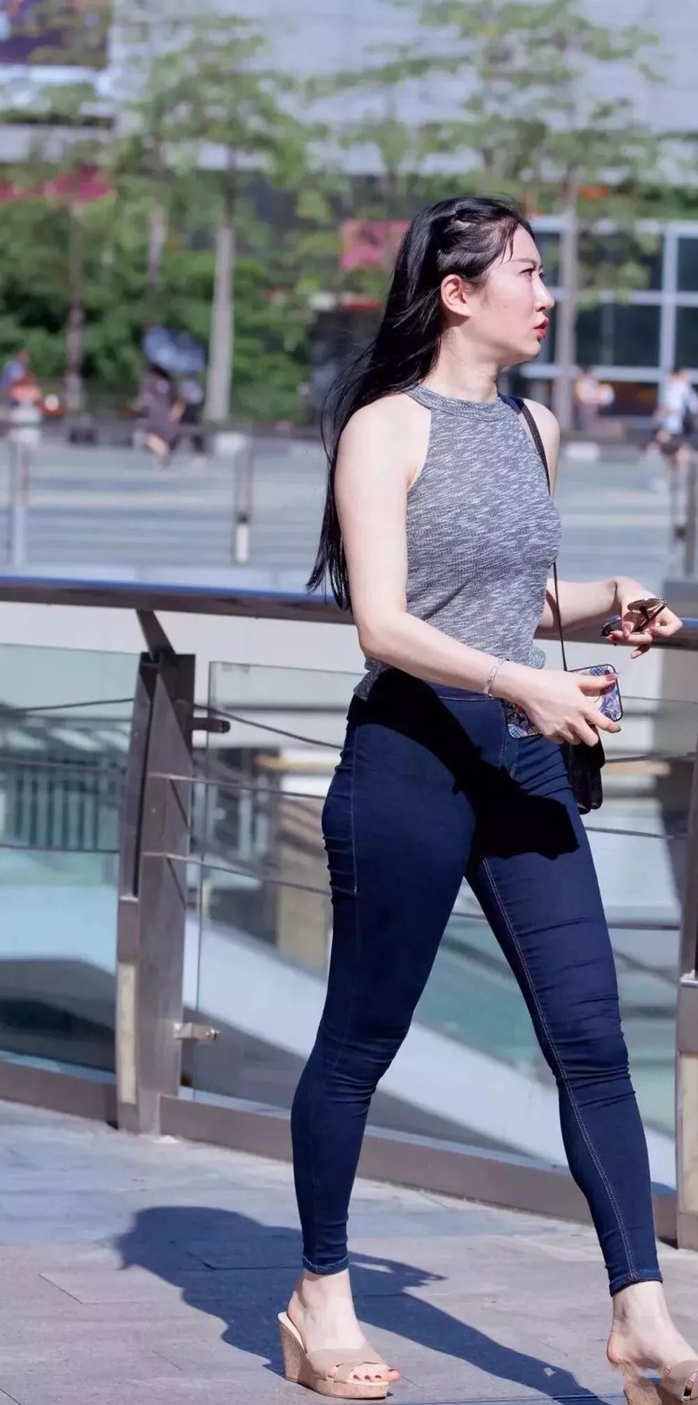 服了这3个姐姐!这么紧的牛仔裤也硬塞进去,却收到不一般的效果