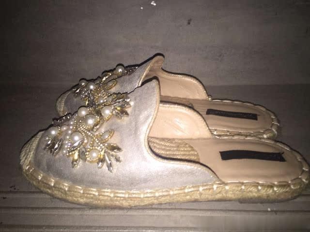 如果你经常出脚汗建议不要穿高跟鞋，应该搭配凉鞋或者高跟凉鞋!