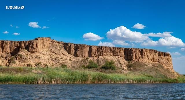 这个美丽的湖泊很低调，隐藏在宁夏银川的峡谷断崖间