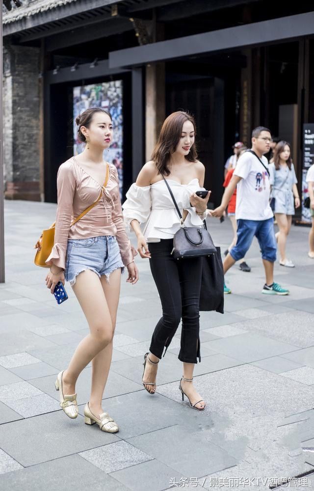 街拍成都美女，网友:姐的大长腿真不是传说!