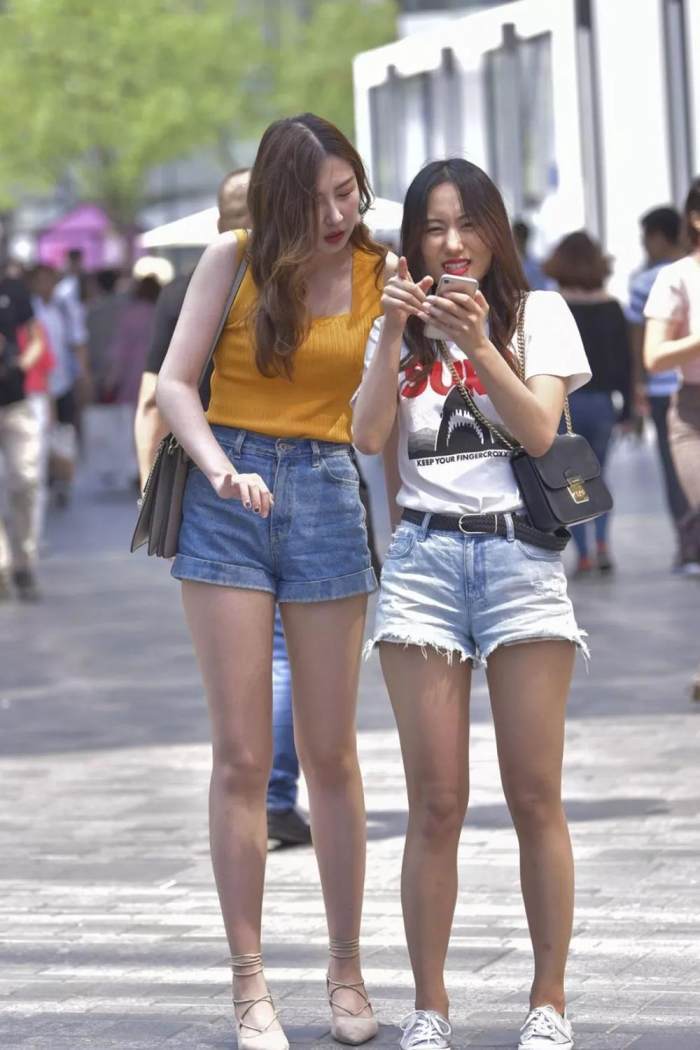 靓丽街拍: 丰腴牛仔短裤美女, 身材高挑轮廓好, 高出闺蜜一个头!