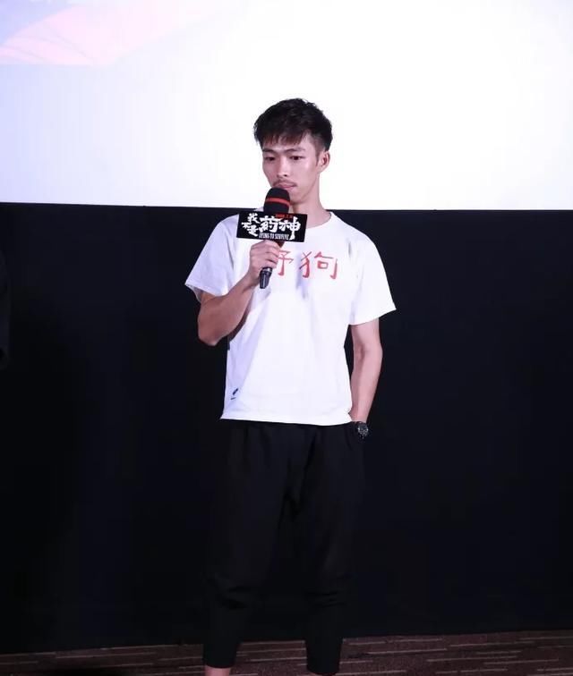 「人手」老爹鞋怎么搭配,明星人手一双的老爹鞋你会穿吗?