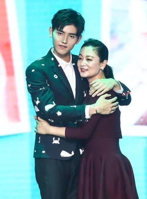 『 儿子』无论穿啥都略显疲态，只跟儿子一块时显少女，51岁陈红身材发福