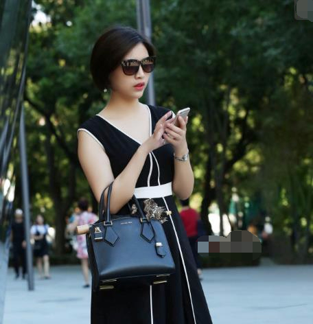 气质小姐姐V领穿搭身材窈窕，黑白裙子飘逸灵动，三分是身材，七