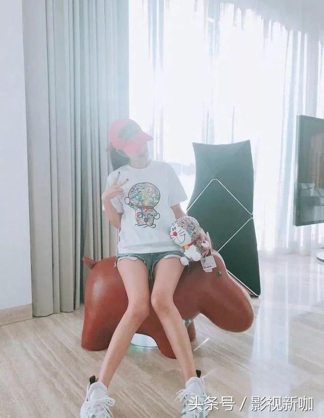 安以轩165，张柏芝也165，二人同穿短裤，网友：差距有点大！