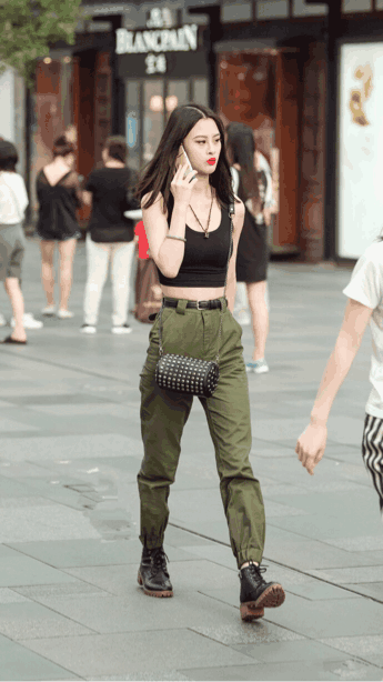 街拍: 一字肩尽显雪白肌肤, 超短裤衬托迷人长腿