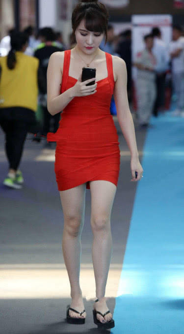 妖娆小少妇穿大 红包臀裙裹出浑圆紧俏臀线，走起路来扭成S形