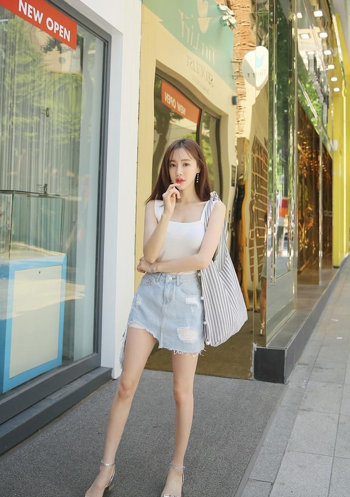 路人街拍，小姐姐牛仔短裙搭配白色吊带衫，简直是甜美到没朋友