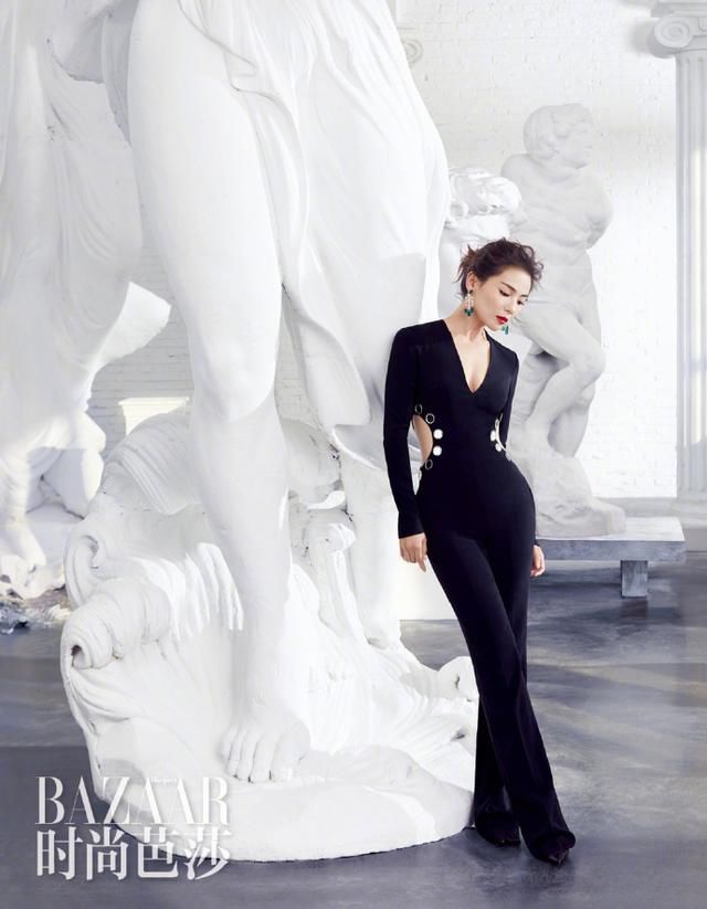 刘涛时尚大片诠释着高贵与典雅，网友：直接开到黑三角！