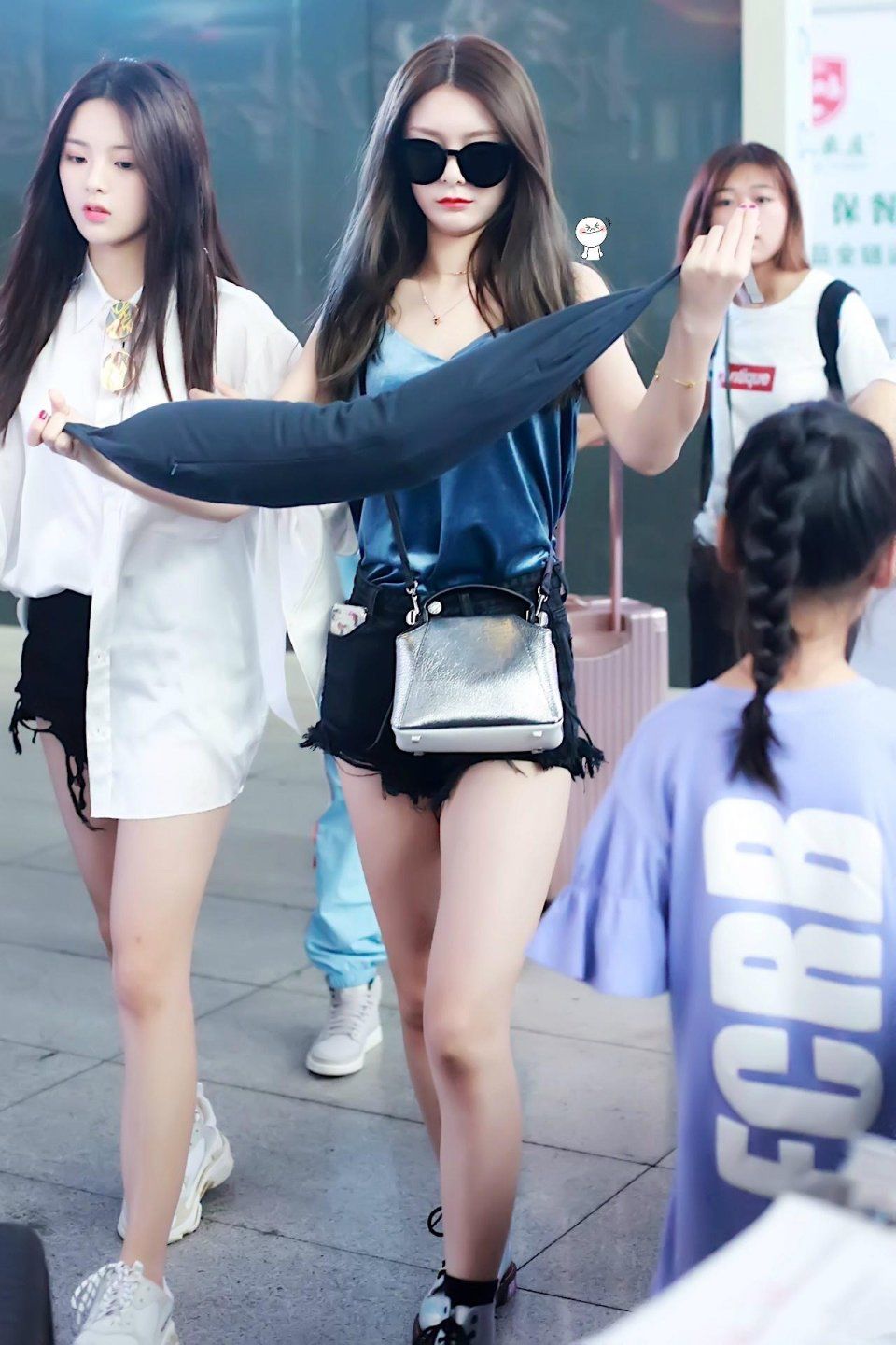 火箭少女傅菁好大胆，穿件小背心就出门，网友:这身材不秀白瞎了