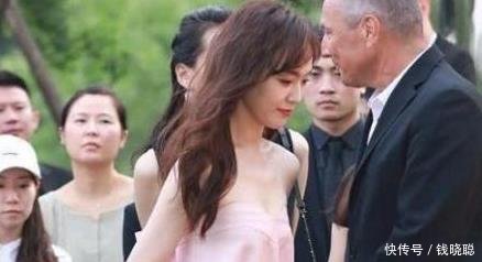 唐嫣高跟鞋走草坪，脚跟不慎粘上一红叶网友美到让人心醉！