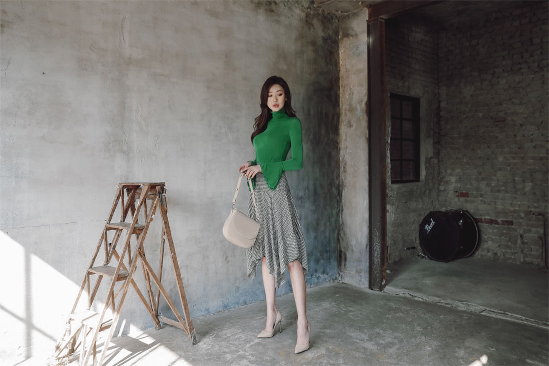 一个有着优美背影的女人的最佳动作是背身离去