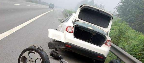 高速上换轮胎被扣12分！车主：错在停应急车道还是换备胎？