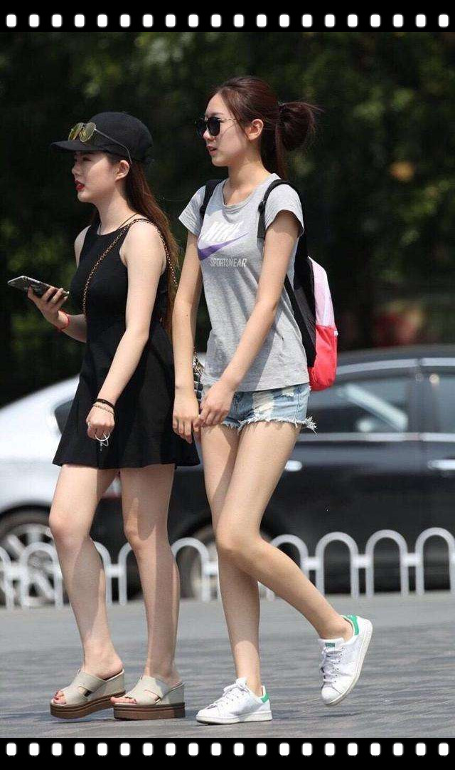 成都街拍:T恤短裤骨感型美女or超短裙丰满型美女 你喜欢谁?