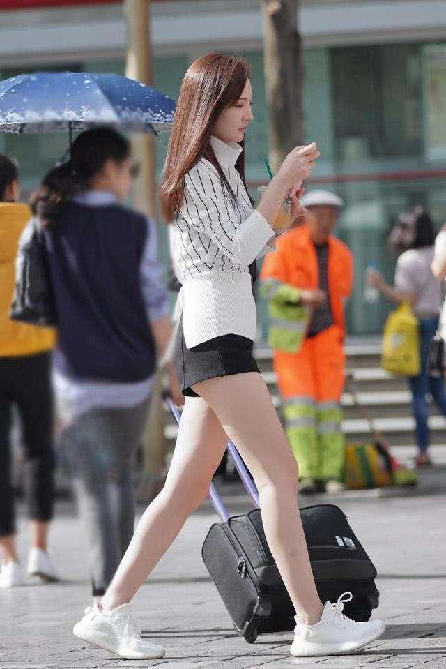街拍美女:简约时尚的穿搭,清爽舒适显身材,尽显潇洒的柔美气息