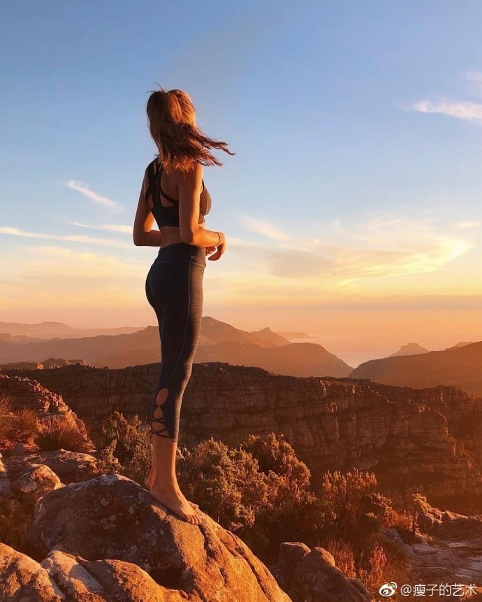 沙滩美女，在阳光下沐浴，凹凸有致!
