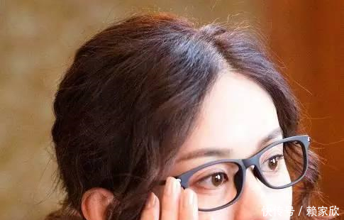 别以为戴眼镜就没法化妆，看看赵丽颖怎么用眼镜妆扑倒塘主！