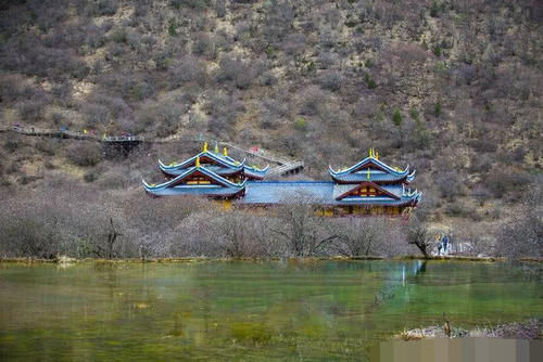 一个距离“九寨沟”仅100千米的“四绝圣地”——黄龙风景名胜区