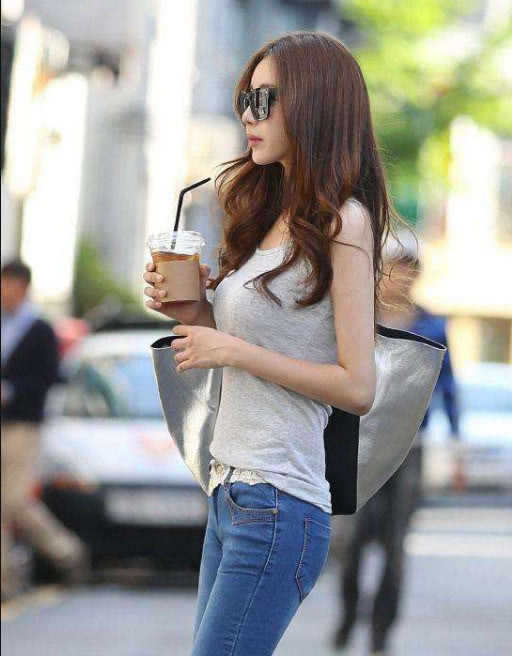 紧身裤彰显青春靓丽，妹子高兴地合不拢嘴，简单穿省心美