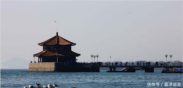 中国最美的两个火车站, 一个出站能看到湖, 一个出站能看到海!