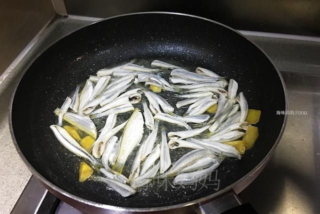 「鱼鳞」这种小鱼全身是硬鳞，渔民为了这碗鲜美的鱼汤，宁可花1小时去鳞