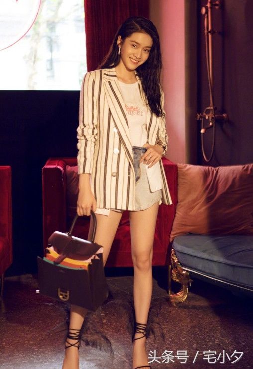 张雪迎近日现身活动，高跟凉鞋衬托出一双修长的美腿