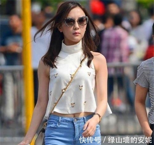 「长相」街拍:小美女靓丽的穿搭,休闲时尚,长相精致甜美可人