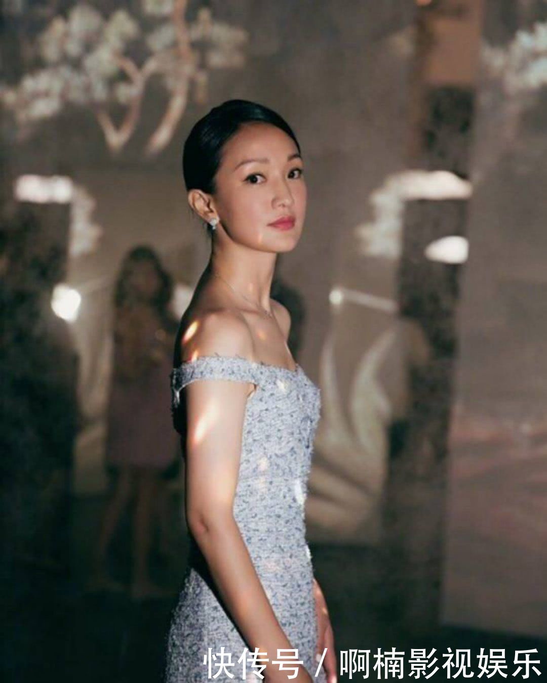 44岁周迅现身活动秀美肩艳压全场，性感“小蛮腰”妩媚动人