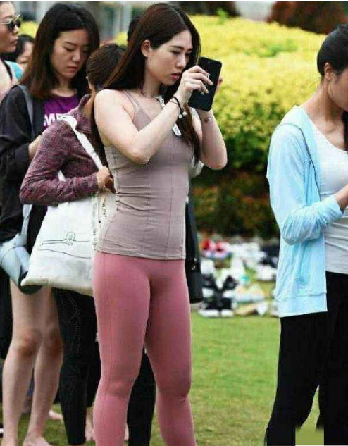 街拍：运动装裹出迷人身材，一双大长腿让人看呆