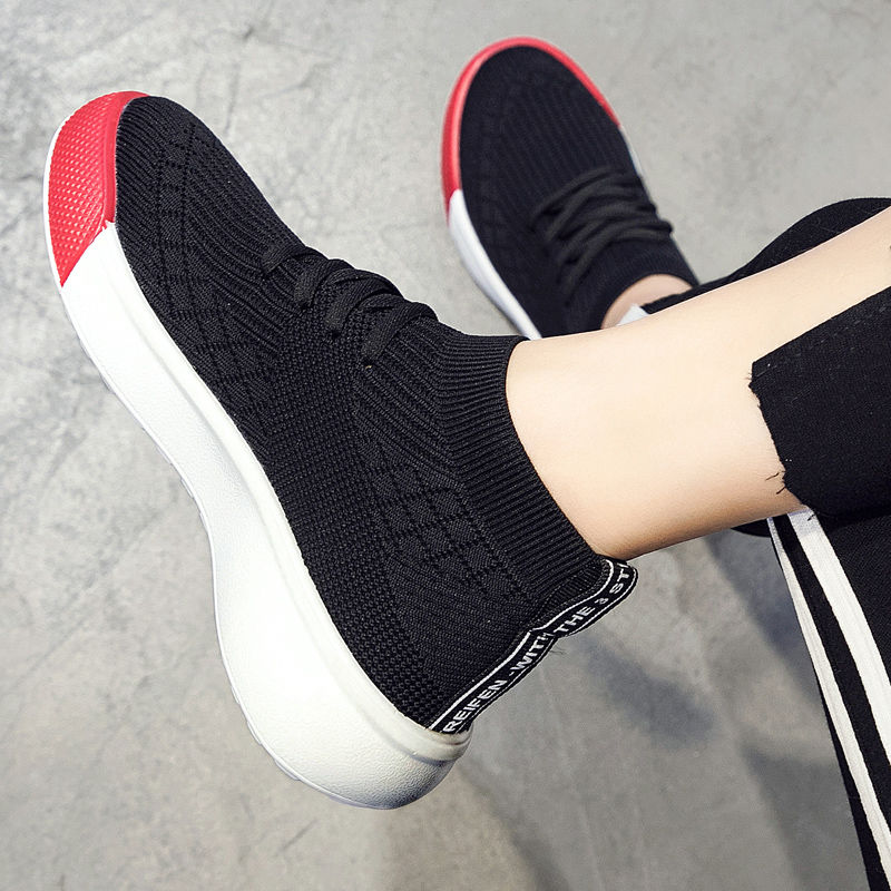 现在特时兴这种袜子鞋,凸显青春减龄气息,穿着出门更显成熟魅力