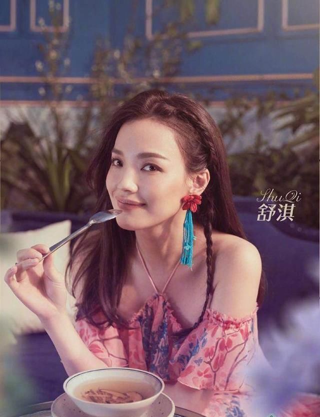 辣妈刘芸靠梳小辫子嫩回18岁，赵薇舒淇也对它宠爱有加，美炸了!