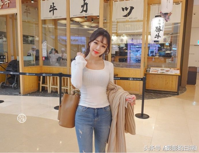 路人街拍，黑白搭配的小姐姐，越紧身越性感